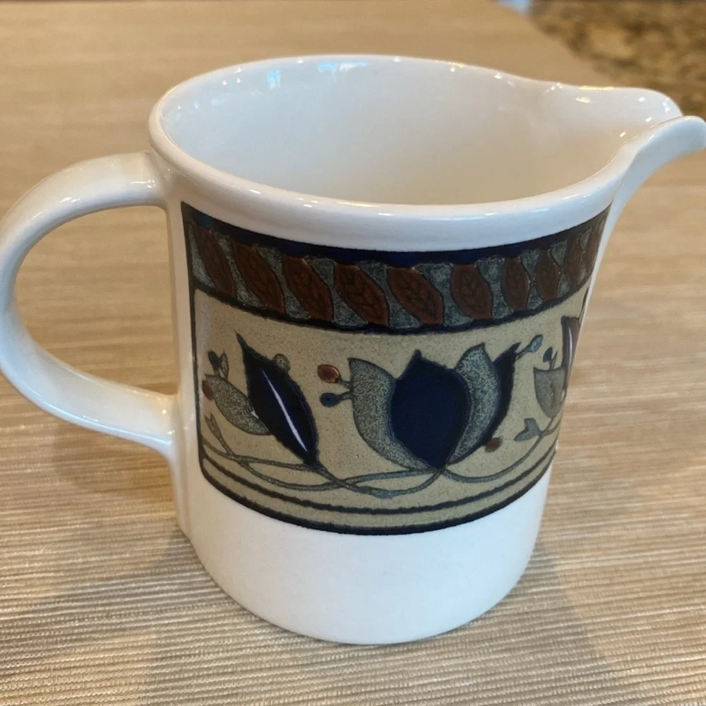 Mikasa Intaglio Arabella creamer dish. Capacity 8 ounce. Stonewear.